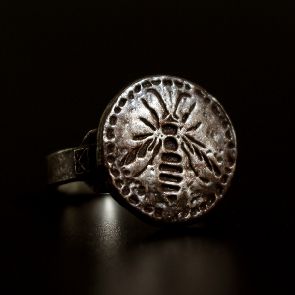 RINGS COLLECTION: HORNET RING