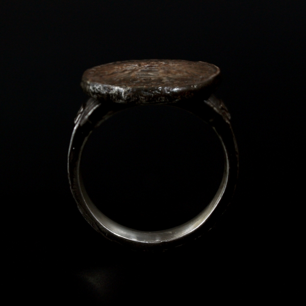 RINGS COLLECTION: HORNET RING